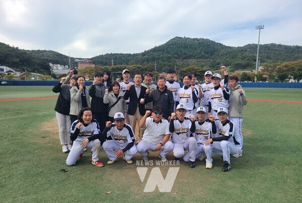 전라남도 함평군 야구 선수단(회장 김진석)이 지난 18일부터 20일까지 완도군에서 개최된 ‘제36회 전라남도 생활체육대축전’에 출전, 야구 종목에서 우승을 차지했다