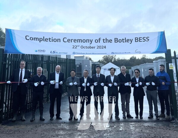 준공식에서 이정우 신한은행 본부장(왼쪽 다섯번째), 이상욱 KIND 본부장(왼쪽 여섯번째), 이호준 신한자산운용 본부장(오른쪽 세번째), 손창희 LS일렉트릭 해외SE영업팀장(오른쪽 다섯번째) 등 참석자들이 기념촬영을 하는 모습