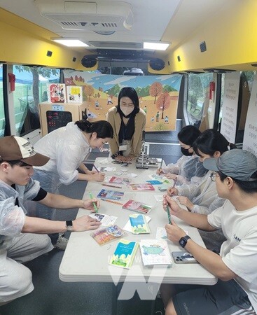 찾아가는 책읽는 버스가 목포 작은도서관에서 학생들과 함께했다. / 목포시 제공