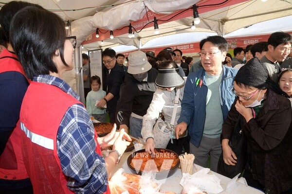 강기정 광주광역시장이 지난 18일 시청 야외음악당에서 열린 제31회 광주김치축제에 참석해 김치마켓 등을 둘러보고 있다. /광주광역시 제공