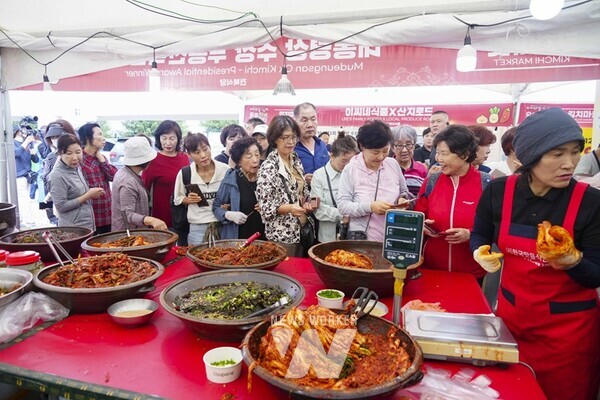 지난 18일부터 20일까지 광주광역시청 광장 일원에서 열린 제31회 광주김치축제에 방문한 관람객들이 김치마켓에서 김치를 사기 위해 줄을 서고 있다. /광주광역시 제공
