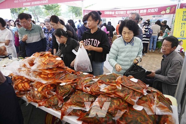 지난 18일부터 20일까지 광주광역시청 광장 일원에서 열린 제31회 광주김치축제에 방문한 관람객들이 김치마켓에서 김치를 사기 위해 줄을 서고 있다. /광주광역시 제공