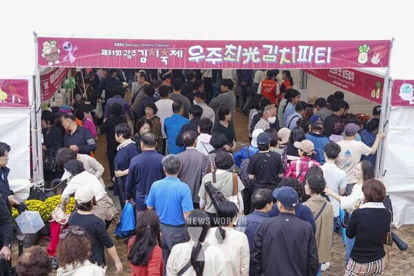 지난 18일부터 20일까지 광주광역시청 광장 일원에서 열린 제31회 광주김치축제에 방문한 관람객들이 김치마켓에서 김치를 사기 위해 줄을 서고 있다. /광주광역시 제공