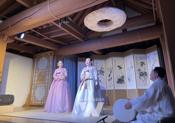 광주광역시(시장 강기정)는 오는 27일부터 11월2일까지 동구 운림동 전통문화관에서 무형문화유산의 대중화와 보전·전승 활성화를 위해 ‘2024년 무형문화유산 공개행사’를 연다.