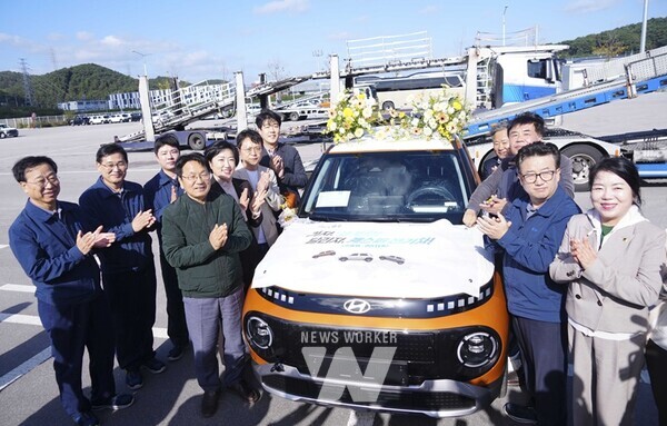 강기정 광주광역시장이 23일 오후 광산구 광주글로벌모터스에서 열린 ‘캐스퍼 전기차(EV) 수출기념식’에 참석해 신수정 시의회 의장, 윤몽현 광주글로벌모터스 대표이사, 윤종해 한국노총광주지역본부 의장 등 내빈들과 수출성공 염원 메시지를 부착하고 있다./광주광역시 제공