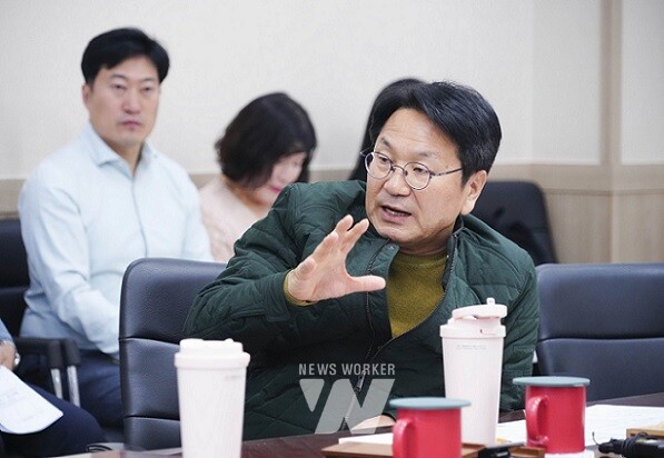 강기정 광주광역시장이 23일 오후 광산구 아르네코리아㈜에서 열린 제41회 정책소풍에 참석해 탄소중립도시 실현 방안을 논의하고 있다./광주광역시 제공