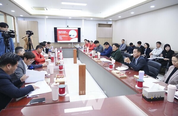 강기정 광주광역시장이 23일 오후 광산구 아르네코리아㈜에서 열린 제41회 정책소풍에 참석해 탄소중립도시 실현 방안을 논의하고 있다./광주광역시 제공