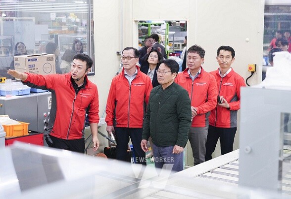 강기정 광주광역시장이 23일 오후 광산구 아르네코리아㈜에서 열린 제41회 정책소풍에 참석해 공장 내부를 둘러보고 있다./광주광역시 제공