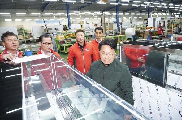 강기정 광주광역시장이 23일 오후 광산구 아르네코리아㈜에서 열린 제41회 정책소풍에 참석해 생산제품을 살펴보고 있다./광주광역시 제공
