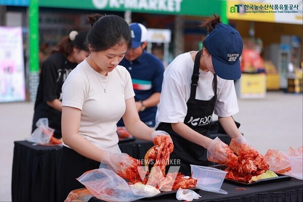 2024 호치민 K-푸드 페어 B2C 김치 만들기 체험