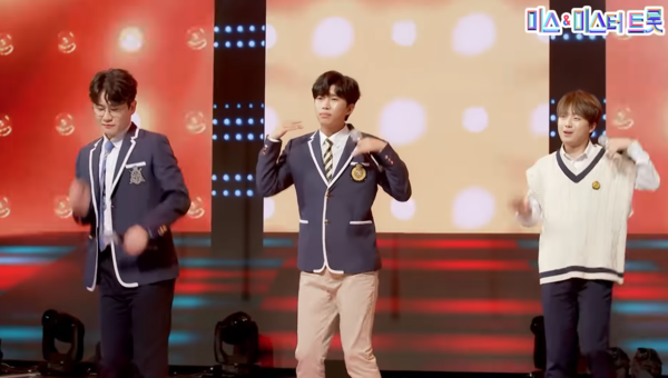 '추억 속으로'에 맞춰 춤을 추는 영탁, 임영웅, 이찬원 [사진=미스 앤 미스터 트롯]