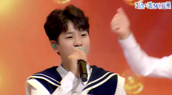 무대 중간 추억 여행을 제안하는 정동원 [사진=미스 앤 미스터 트롯]