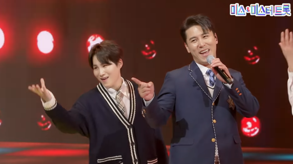 '추억 속으로' 화음을 넣어주는 김희재와 장민호 [사진=미스 앤 미스터 트롯]