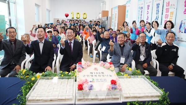강진군 도암면 신기리 마을주민들이 제100회 군민행복 희망나눔사업에 참여하고 있다.