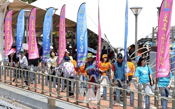 마량놀토시장에 많은 관광객이 방문했다.