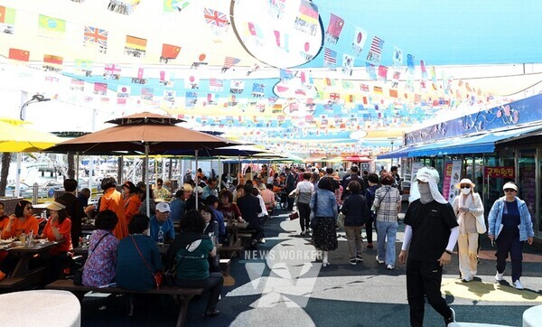 마량놀토시장에 많은 관광객이 방문했다.
