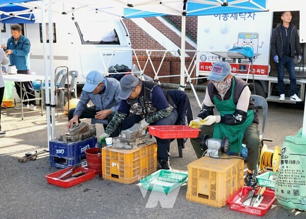 전남 고흥군(군수 공영민)은 24일 동강면 두산마을에서 대강리 4개 마을(두산, 사서, 사동, 평촌) 주민 294명을 대상으로 어깨동무봉사단을 운영했다