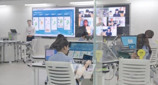 [글로컬 미래교육 박람회 미래교실] 학생들이 ‘AI 학습분석 시스템’을 이용해 수업에 참여하고 있다.