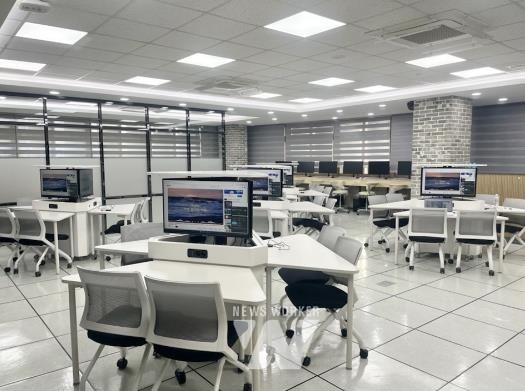 중등학교에 구축된 AI기반 다중학습분석 교실 플랫폼 ‘ALC(Active Learning Classroom)사진설명 : [글로컬 미래교육 박람회 미래교실] 학생들이 ‘AI 학습분석 시스템’을 이용해 수업에 참여하고 있다.사진설명 : 중등학교에 구축된 AI기반 다중학습분석 교실 플랫폼 ‘ALC(Active Learning Classroom)