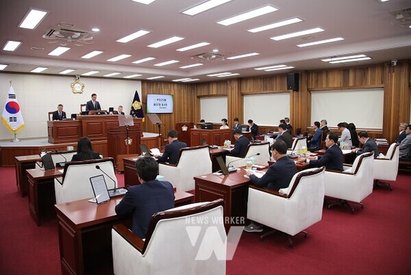 무안군의회(의장 이호성)는 10월 24일 제2차 본회의를 끝으로 지난 11일부터 14일간의 일정으로 운영된 제297회 임시회를 마무리했다