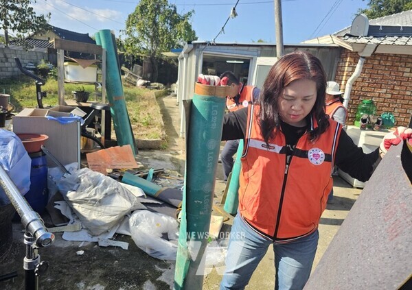 광주도시공사는 최근 수해로 피해를 입은 장흥군 지역 주민 2가구에 대한 주거환경 복구 및 구호물품을 지원했다