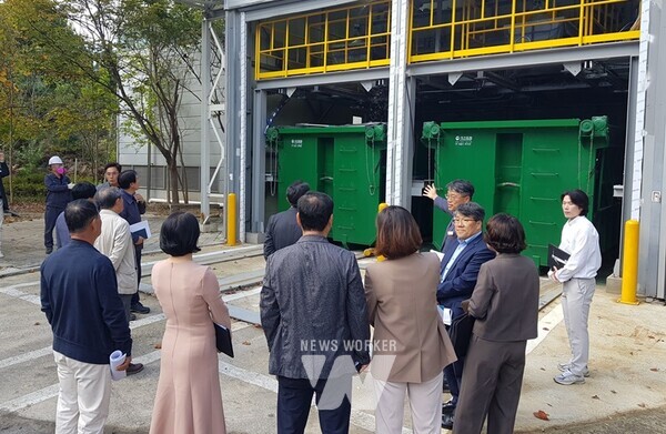 나주열병합발전소 주민참여 환경모니터링 위원회가 지난 23일 한국지역난방공사 광주전남지사(나주SRF열병합발전소)에서 제2차 위원회를 갖고 발전소 주요 시설 현장을 견학했다. (사진제공-나주시)