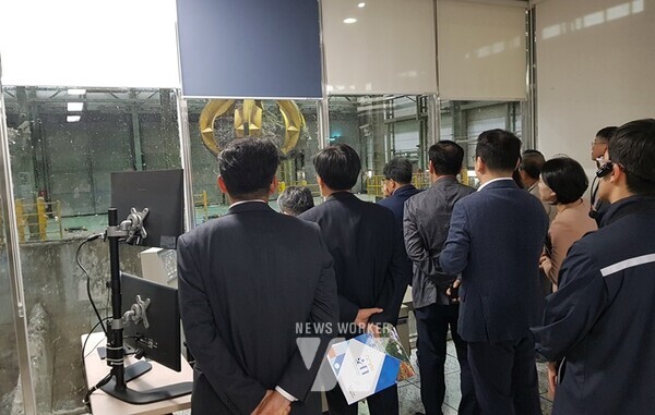 나주열병합발전소 주민참여 환경모니터링 위원회가 지난 23일 한국지역난방공사 광주전남지사(나주SRF열병합발전소)에서 제2차 위원회를 갖고 발전소 주요 시설 현장을 견학했다. (사진제공-나주시)