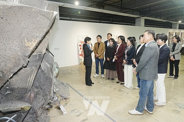 광주광역시의회(의장 신수정) 전체 의원 및 사무처 직원들이 24일 오전 ‘제15회 광주비엔날레’ 전시를 관람했다