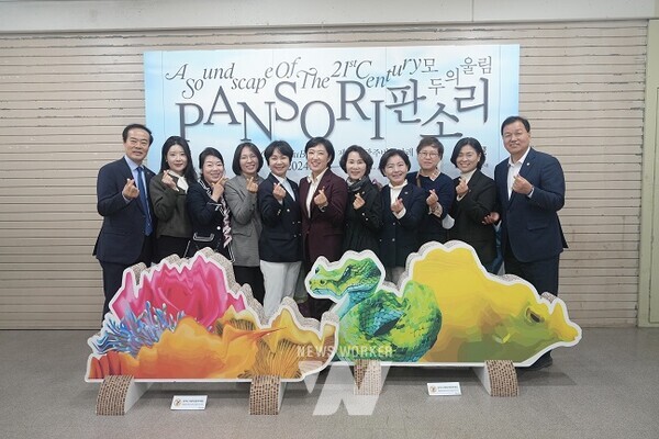 광주광역시의회(의장 신수정) 전체 의원 및 사무처 직원들이 24일 오전 ‘제15회 광주비엔날레’ 전시를 관람했다