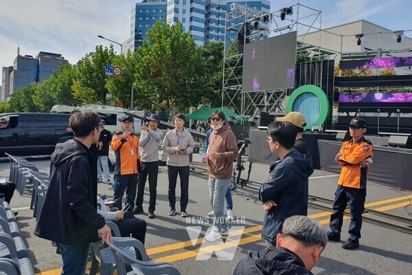 광주광역시(시장 강기정)는 핼러윈 데이(10월31일)를 앞두고 인파밀집이 예상됨에 따라 전남대 후문 등 인파밀집 예상지역 5곳에 대해 안전관리를 강화한다.