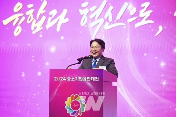 강기정 광주광역시장이 24일 오후 서구 김대중컨벤션센터에서 열린 ‘2024 중소기업융합대전 개막식’에 참석해 인사말을 하고 있다./광주광역시 제공