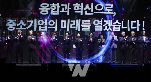 강기정 광주광역시장이 24일 오후 서구 김대중컨벤션센터에서 열린 ‘2024 중소기업융합대전 개막식’에 참석해 김성섭 중소벤처기업부 차관, 최봉규 중소기업융합중앙회장, 이정권 중소기업융합광주전남연합회장, 신수정 광주시의회 의장 등 내빈들과 홀로그램 퍼포먼스를 하고 있다./광주광역시 제공