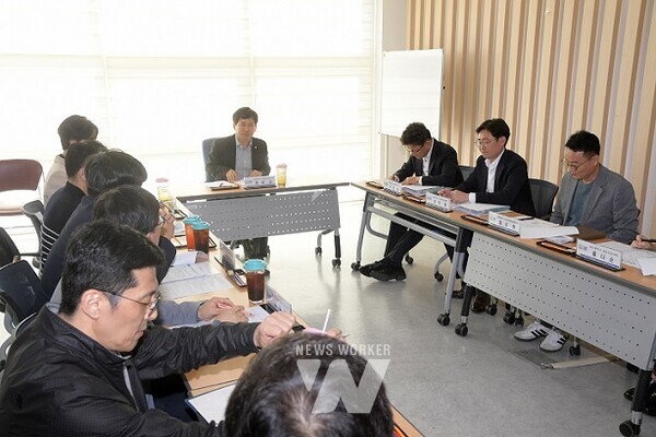 이상갑 광주광역시 문화경제부시장이 지난 24일 오후 시청 시민대화방에서 열린 가전산업 경쟁력 강화 지원단 회의에 참석해 회의를 주재하고 있다. /광주광역시 제공