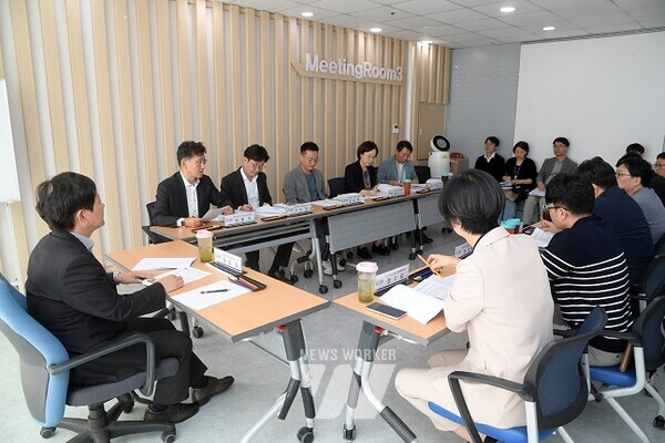 이상갑 광주광역시 문화경제부시장이 지난 24일 오후 시청 시민대화방에서 열린 가전산업 경쟁력 강화 지원단 회의에 참석해 회의를 주재하고 있다. /광주광역시 제공