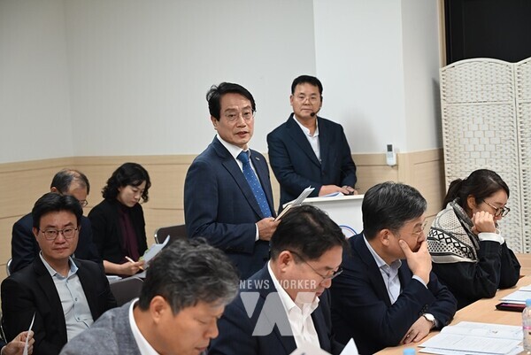 국회 보건복지위원회, 여수중앙병원 방문 사진▲현장간담회 사진▲도서지역 보건지소와 보건진료소 운영현황 보고 중인 최정기 여수부시장