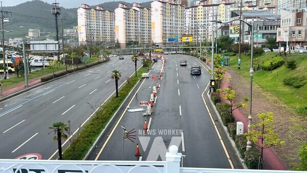 여수시(시장 정기명)는 ‘하수처리수 재이용 민간투자사업’에 따른 굴착공사로 인해 내년 3월까지 신월동 하수종말처리장~송현삼거리~롯데케미칼사택 앞 교차로~신기삼거리 일부 도로를 통제한다고 밝혔다.