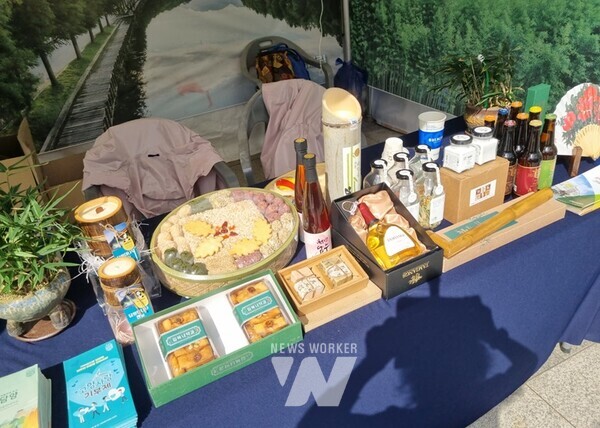 전남 담양군(군수 이병노)은 지난 22일부터 24일까지 광주 5.18 민주광장에서 열린 ‘2024 영호남 동서화합 문화예술관광박람회’에 참가해 담양의 다양한 특산품과 관광 명소를 홍보했다.