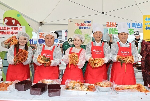 전남 해남군이 해남배추와 해남김치 홍보를 위해 부산에서 개최하는‘김치의 날’행사가 성황리에 막이 올랐다.