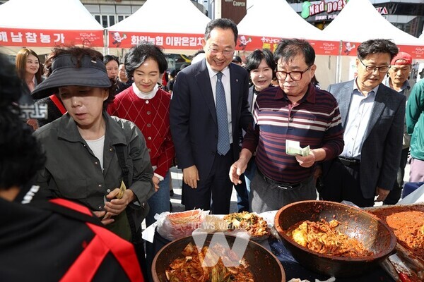 전남 해남군이 해남배추와 해남김치 홍보를 위해 부산에서 개최하는‘김치의 날’행사가 성황리에 막이 올랐다.