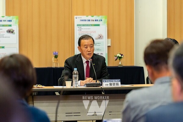 농업 기후변화 대응을 강조하는 홍문표 aT 사장