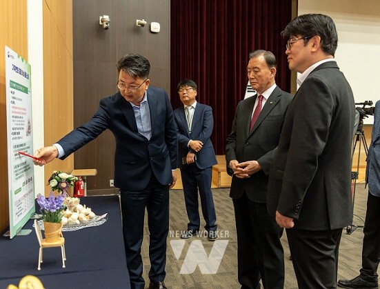 기후변화 대응 신품종 설명회를 마련한 양 기관장- aT 홍문표 사장(오른쪽 2번째), 농촌진흥청 권재한 청장(오른쪽 1번째)