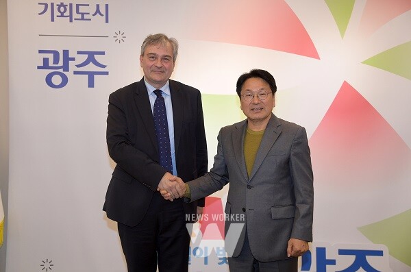 강기정 광주광역시장이 25일 오후 시청 접견실에서 다미르 쿠센 주한 크로아티아대사의 예방을 받고 환담을 나눈 후 기념촬영을 하고 있다. /광주광역시 제공