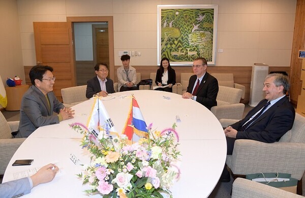 강기정 광주광역시장이 25일 오후 시청 접견실에서 다미르 쿠센 주한 크로아티아대사와 환담하고 있다./광주광역시 제공