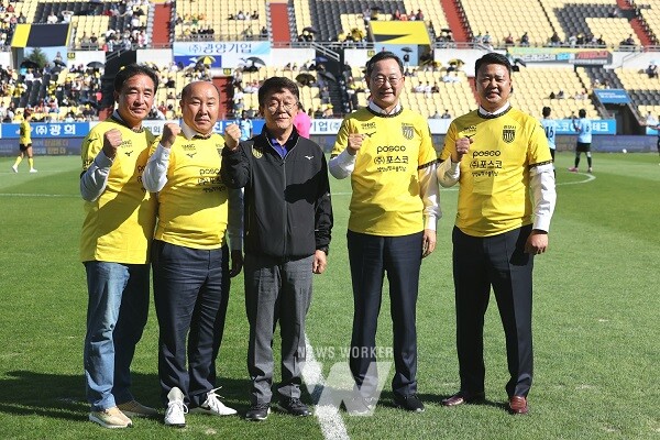 프로축구 해남인의 날 운영(왼쪽부터 이길운 해남군 체육회장, 이성옥 해남군의회 의장, 김규홍 전남드래곤즈 사장, 명현관 해남군수, 정영필 해남군축구협회장)