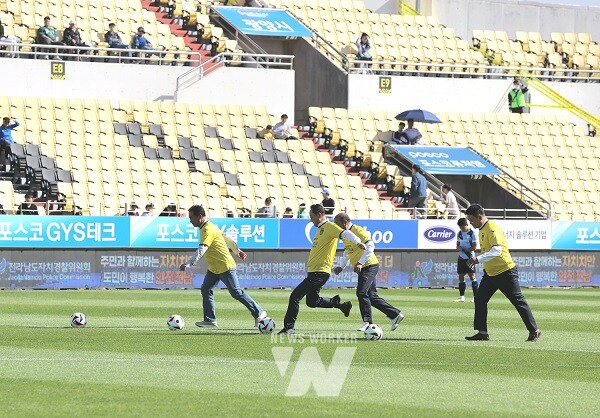 프로축구 해남인의 날 운영, 시축하는 명현관 군수와 내빈들