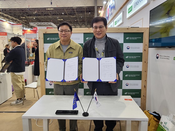 프랑스 유통업체 Aes-Food와 MOU 수출협약을 체결했다. (이승근 구매담당 이사-이상익 함평군수)