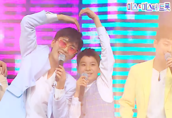 노래의 마지막을 장식한 임영웅과 정동원의 손하트 [사진=미스 앤 미스터 트롯]