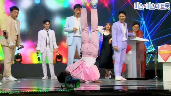 이찬원의 댄스 도발에 응수한 영탁. 김희재, 임영웅, 장민호도 깜짝 놀랐다. [사진=미스 앤 미스터 트롯]