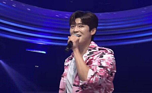 박진영의 '그녀는 예뻤다'를 부르는 박지현. 노래는 물론 댄스까지 완벽하게 카피했다. [사진=TV조선 조이]