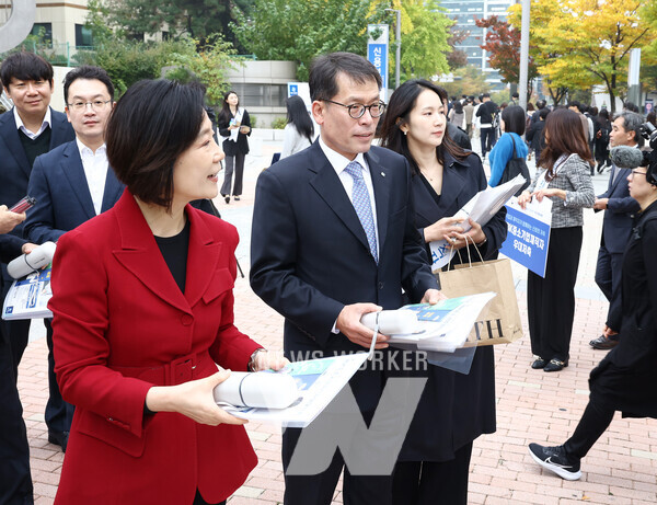 28일 기업은행 구로동지점 인근에서 오영주 중소벤처기업부 장관(왼쪽)과 김성태 IBK기업은행장(오른쪽)이 출근길 가두 홍보 캠페인을 하고 있는 모습